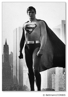 christopher reeve en un fotograma de superman, la pelicula que le hizo famoso y una de mis favoritas de niño